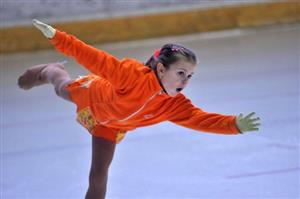 Závodnice FSC Kopřivnice Kristýna Šnyrychová se při domácí Malé ceně pečlivě rozcvičovala na volnou jízdu, s níž mezi nováčky obsadila slušné 10. místo.
FOTO: DAVID MACHÁČEK
