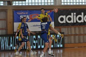 Kopřivnickému Petru Kichnerovi se na pravé spojce po dlouhé době konečně dařilo. Lovosicím nastřílel šest branek a jeho tým vyhrál 29:24.
FOTO: DAVID MACHÁČEK
