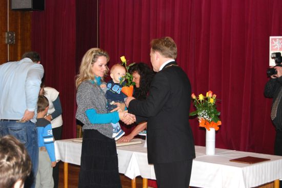 Velký sál Kulturního domu ve Vlčovicích byl jedním z míst, kde starosta Josef Jalůvka vítal nové občánky města.
FOTO: DANA HOĎÁKOVÁ
