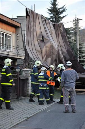 Jako kus hadru se střecha jednoho z domů na ulici Havlíčkově pověsila na elektrické vedení. Orkán v Kopřivnici napáchal i řadu dalších škod.
FOTO: DAVID MACHÁČEK
