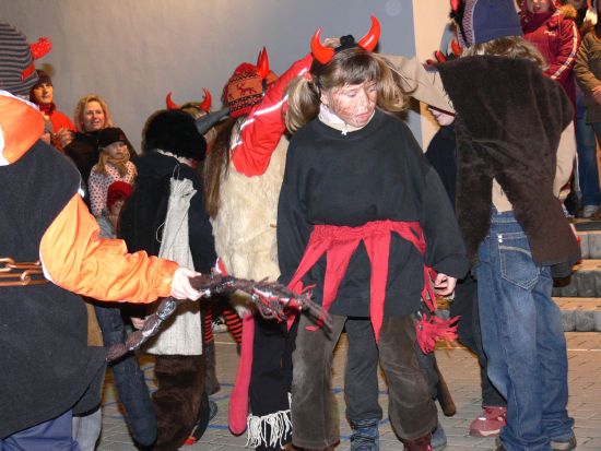 Během programu Kateřinského jarmarku v Lubině  vystoupilo s vyprávěním, písničkami a tanci osmdesát žáků od první do páté třídy.
FOTO: ILONA MAZALOVÁ
