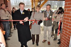 Minulý pátek bylo slavnostně otevřeno nové skautské centrum Vanaivan. Zprovoznění zázemí zdejšího oddílu, které přišlo na bezmála dvacet milionů korun, se zúčastnili hosté, mezi kterými byli dokonce i lidé z USA.
FOTO: DAVID MACHÁČEK
