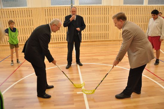 Slavnostním florbalovým buly mezi starostou Josefem Jalůvkou a ředitelem stavební firmy Zdeňkem Klosem byl zahájen provoz rekonstruované tělocvičny na ZŠ Alšově.
FOTO: DAVID MACHÁČEK
