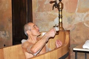 Štramberský místostarosta Pavel Podolský byl jedním z prvních lidí, kteří si vyzkoušeli nově otevřené Lašské pivní kúpele na tamním náměstí.
FOTO: DAVID MACHÁČEK
