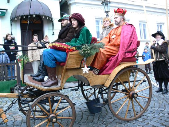 Josef Hrček v roli markraběte Jana Jindřicha Lucemburského přijíždí na náměstí ve Štramberku, kde se zúčastnil vyvrcholení oslav 650. výročí založení města. 
FOTO: I. MAZALOVÁ
