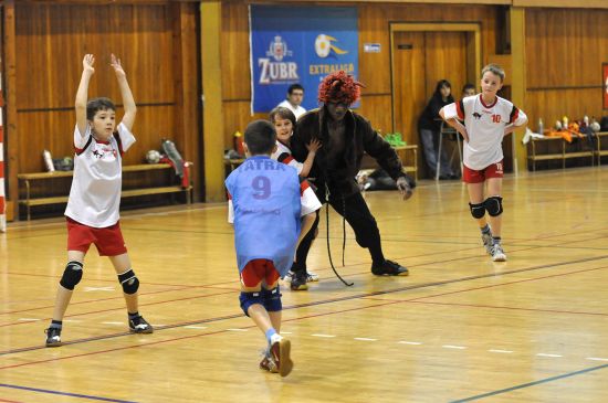 Čert malým házenkářům při Mikulášském turnaji nejen bral míč a narušoval hru, ale snažil se je také odnést v pytli, což se mu částečně dařilo.
FOTO: JANA FEILHAUEROVÁ
