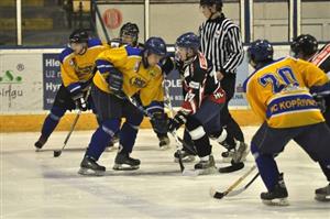 Hokejovému mužstvu Kopřivnice se v krajské lize nedaří. Na vítězství čeká už pět kol. Prohrálo i v sobotu, a to 3:7 na domácím ledě s Rožnovem.
FOTO: DAVID MACHÁČEK
