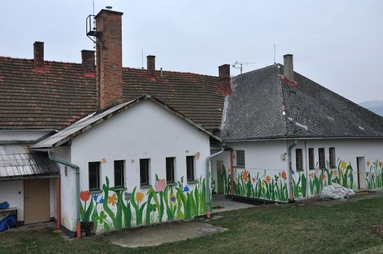 Chátrající budova Základní školy v Mniší by se v případě úspěchu při hodnocení žádostí stala příjemcem jedné z nejvyšších dotací. Oprava by mohla stát až 30 milionů.      
FOTO: D. MACHÁČEK
