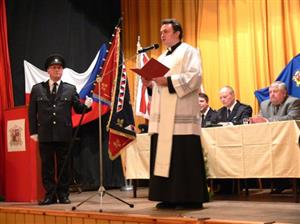 K slavnostnímu rázu výroční schůze Sboru dobrovolných hasičů v Kateřinicích přispělo vysvěcení praporu petřvaldským farářem.
FOTO: ILONA MAZALOVÁ
