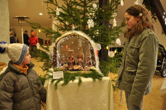 Jedním z aktuálních exponátů letošní výstavy betlémů byl i tento keramický betlém paní Randové z Kopřivnice. Celkem jich bylo ve výstavní síni Katolického domu k vidění zhruba pět desítek. 
FOTO: DAVID MACHÁČEK
