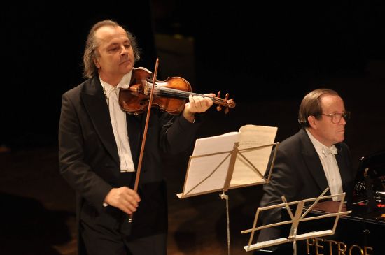 Houslový virtuos Václav Hudeček se v rámci svého vánočního turné představil také kopřivnickému publiku. Na koncertu v kulturním domě uvedl také houslistku Marii Mátlovou, která je vítězkou jeho luhačovické houslové akademie. 
FOTO: DAVID MACHÁČEK
