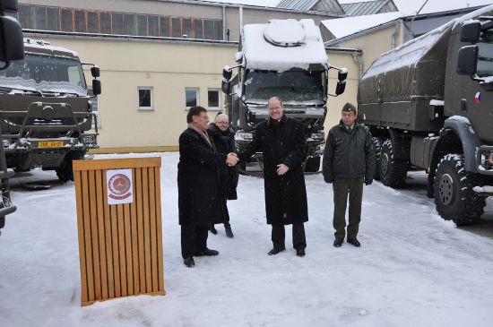Předseda představenstva Tatry Ronald Adams a náměstek ministra obrany Jaroslav Kopřiva symbolicky uzavřeli předání posledního vozu Tatra R210 armádě.
FOTO: DAVID MACHÁČEK
