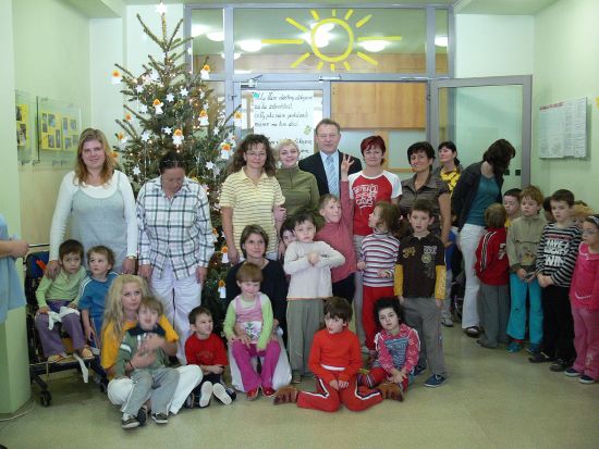 Klienty Dětského centra navštívil v adventním čase nejen starosta Josef Jalůvka, ale také žáci ZŠ Emila Zátopka.
FOTO: DANA HOĎÁKOVÁ
