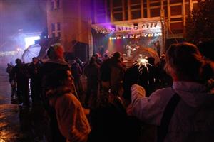 Silvestrovské oslavy v centru Kopřivnice s diskotékou a rock&rollem negativně ovlivnil déšť. I tak se před kulturním domem po půlnoci bavilo několik stovek lidí. Oslavy příchodu nového roku se obešly bez excesů.
FOTO: DAVID MACHÁČEK