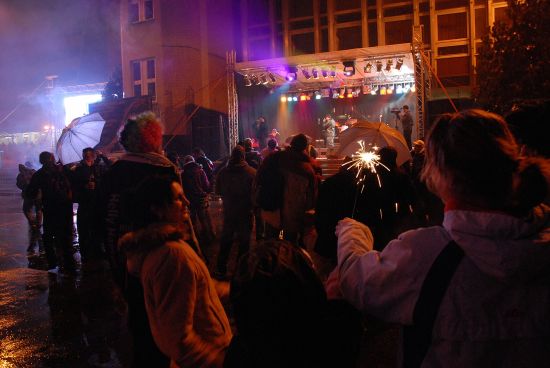 Silvestrovské oslavy v centru Kopřivnice s diskotékou a rock&rollem negativně ovlivnil déšť. I tak se před kulturním domem po půlnoci bavilo několik stovek lidí. Oslavy příchodu nového roku se obešly bez excesů.
FOTO: DAVID MACHÁČEK