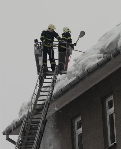 Sněhová kalamita zaměstnávala nejen Slumeko, ale i hasiče jak o minulém víkendu, tak i na začátku tohoto týdne.
FOTO: DAVID MACHÁČEK
