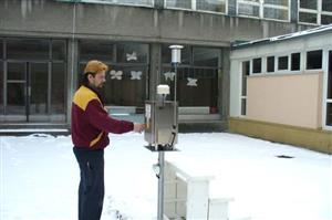 Školník ZŠ dr. Milady Horákové měnil denně během uplynulého roku filtry vzorkovače, který zaznamenával naměřené hodnoty znečištění ovzduší v Kopřivnici.
FOTO: MONIKA PALIČKOVÁ
