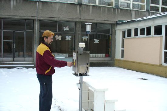 Školník ZŠ dr. Milady Horákové měnil denně během uplynulého roku filtry vzorkovače, který zaznamenával naměřené hodnoty znečištění ovzduší v Kopřivnici.
FOTO: MONIKA PALIČKOVÁ
