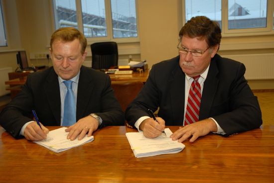 Starosta Kopřivnice Josef Jalůvka (vlevo) a předseda představenstva Tatry Ronald Adams podepisují kupní smlouvu na ulici Panskou. Ta se po letech vyjednávání stává majetkem města a v jarních měsících by měla projít rekonstrukcí.
FOTO: DAVID MACHÁČEK
