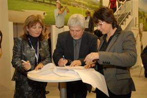 Zástupci organizací zaměřených na podporu cestovního ruchu v Moravskoslezském a Zlínském kraji podepsali společně s Agenturou Beskydy Valašsko trojstrannou dohodu o spolupráci na marketingové podpoře Beskyd. 
FOTO: DAVID MACHÁČEK
