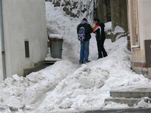 Díky sněhové nadílce jsou každoročně některé uličky ve Štramberku přístupné pouze pěším. Z hlavní komunikace se sníh odváží na centrální parkoviště.
FOTO: ILONA MAZALOVÁ
