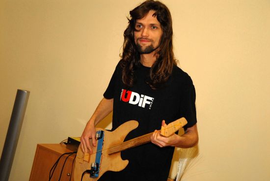 Zakladatel brněnského divadla ÚDIF Ondráš Přibyla s kytarou vyrobenou z fotobuňky vysvětluje další z úžasných fyzikálních zákonů.
FOTO: DAVID MACHÁČEK
