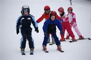 Druháčci a třeťáci ze Základní školy Emila Zátopka se v minulém týdnu místo sezení v lavicích proháněli po sjezdovce. 
FOTO: JANA FEILHAUEROVÁ
