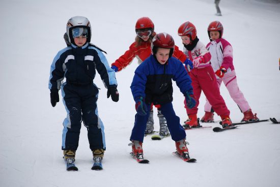 Druháčci a třeťáci ze Základní školy Emila Zátopka se v minulém týdnu místo sezení v lavicích proháněli po sjezdovce. 
FOTO: JANA FEILHAUEROVÁ
