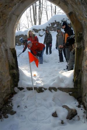 Účastníci turnaje ve skalním golfu zdolávají jednu z technických jamek v areálu zříceniny hradu Šostýna. Silný mráz odradil od outdoorové hry větší počet lidí.
FOTO: DAVID MACHÁČEK
