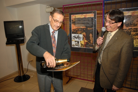 Znalec tatrovácké historie Karel Rosenkranz křtí publikaci věnovanou jejímu nejvýznamnějšímu konstruktéru Hansi Ledwinkovi.
FOTO: DAVID MACHÁČEK
