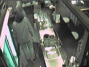 Záběr z průmyslové kamery umístěné v jedné z místních heren zachycuje pachatele přepadení přímo při činu. Obsluze vyhrožoval teleskopickým obuškem. 
FOTO: ARCHIV PČR