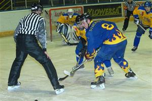 V posledním domácím zápase základní části krajské ligy podlehl kopřivnický hokejový tým mužů Krnovu 3:5.
FOTO: DAVID MACHÁČEK