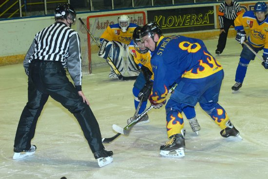 V posledním domácím zápase základní části krajské ligy podlehl kopřivnický hokejový tým mužů Krnovu 3:5.
FOTO: DAVID MACHÁČEK