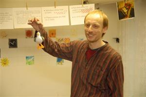 Vedoucího nízkoprahového Denního centra pro bezdomovce Michal Raška předvádí maskota zařízení, plyšového racka.
FOTO: DAVID MACHÁČEK
