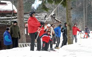 Letošní zimní sezona na Červeném kameni bude patřit k těm vydařenějším. Podle znalců místních poměrů letos dokonce padl letitý rekord v počtu najednou lyžujících lidí.
FOTO: DAVID MACHÁČEK
