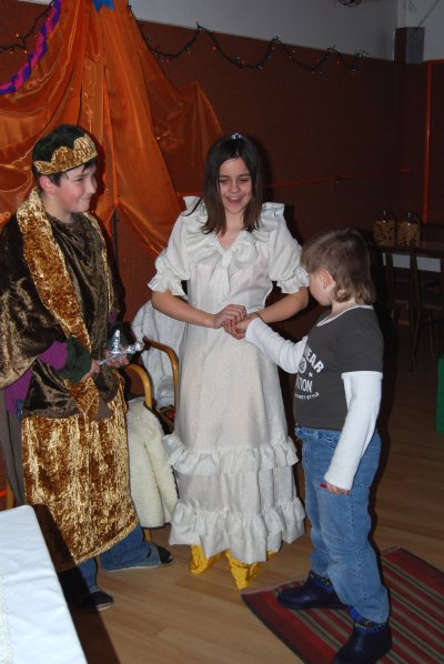 Při plnění pohádkových úkolů byly děti, které přišly k zápisu do prvních tříd na Základní školu sv. Zdislavy, prověřovány, zda zvládnou školní výuku.
FOTO: DANA HOĎÁKOVÁ
