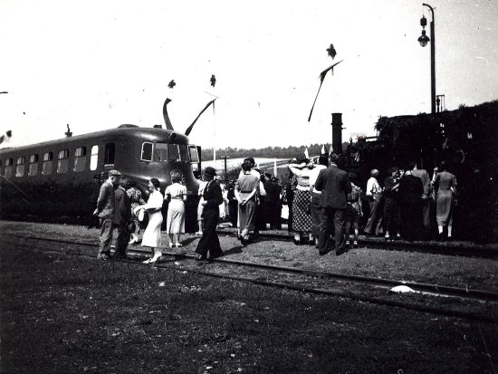 Historický snímek z července roku 1937, kdy se tehdy ještě nová Slovenská strela setkala v jihomoravské stanici Nemotice s tehdy obvyklým parním vlakem.        
FOTO: ARCHIV REGIONÁLNÍHO MUZEA
