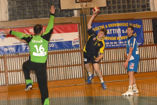 Martin Střelec přispěl k vítězství házenkářů Kopřivnice nad nevyzpytatelnou Třeboní dvěma brankami.
FOTO: DAVID MACHÁČEK
