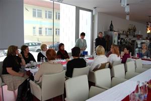 V minulém týdnu se uskutečnila tisková konference, na níž byli vedoucí učitelky mateřských škol a zástupci města seznámeni, jak probíhá rekonstrukce dvou školních zahrad 
FOTO: DANA HOĎÁKOVÁ
