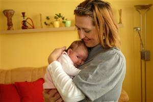 Gabriela Sobková s dcerou Karolínou. Ta je prvním letošním kopřivnickým miminkem.
FOTO: DAVID MACHÁČEK
