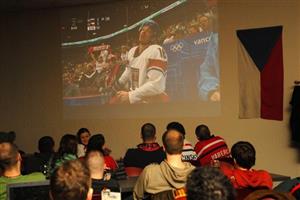 Fanoušci českého olympijského týmu sledují v jedné z kopřivnických restaurací přímý přenos utkání z Vancouveru. Kromě projekcí jim majitelé podniků připravili řadu dalších nabídek.
FOTO: DAVID MACHÁČEK
