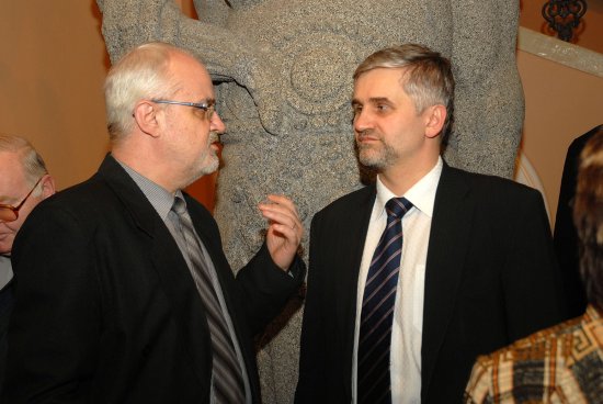 Kopřivnický místostarosta Zdeněk Krajčír (vlevo) v rozhovoru s ministrem životního prostředí Janem Dusíkem poté, co člen vlády převzal vyjádření o nesouhlasu s obnovením dolů. 
FOTO: DAVID MACHÁČEK
