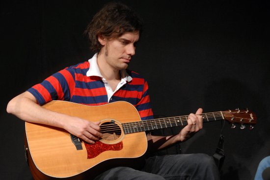 Písničkář James Harries představil kopřivnickému publiku svou sólovou tvorbu. Kromě vystupování s kytarou ale hraje i v různých muzikantských seskupeních. 
FOTO: DAVID MACHÁČEK
