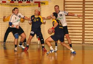 Petr Kichner (u míče) utkání s Karvinou nedohrál. Po jednom ze soubojů se ozvalo jeho zraněné rameno a závěru zápasu přihlížel s ledovým obkladem z lavičky. 
FOTO: DAVID MACHÁČEK
