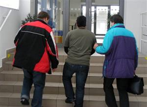 Kriminalisté odvádějí jednoho ze zadržených lupičů, který spolu se svými komplici přepadl benzinové pumpy, rychlé občerstvení a hernu. Zadrženi byli devátý den od první loupeže.
FOTO: ARCHIV PČR