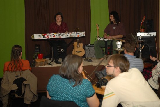 Vašek Lebeda (vlevo) a Tomáš Nováček koncertují v kopřivnické čajovně Mandala. Akusticky zde zahráli svou oblíbenou hudbu, například z repertoáru Pink Floyd.
FOTO: DAVID MACHÁČEK