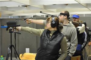 Střelec SSK Kopřivnice Marek Wiszczor (na snímku s tmavou čelenkou) vystřílel ve 4. kole oblastní ligy pátou příčku ve vzduchové pistoli mužů a juniorů. 
FOTO: JANA FEILHAUEROVÁ
