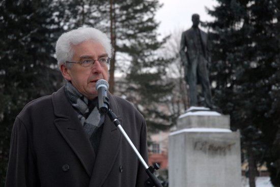 Ladislav Cvíček hovoří na pondělním setkání u pomníku T. G. M. v Kopřivnici. Uctít památku prvního prezidenta přišlo několik desítek lidí.
FOTO: DAVID MACHÁČEK