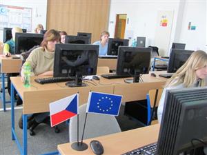 V rámci evropského týdne IT dovedností se na zdejší střední škole uskutečnil kurz v užívání tabulkových editorů pro zaměstnance mateřských škol. 
FOTO: JIŘÍ SUMBAL