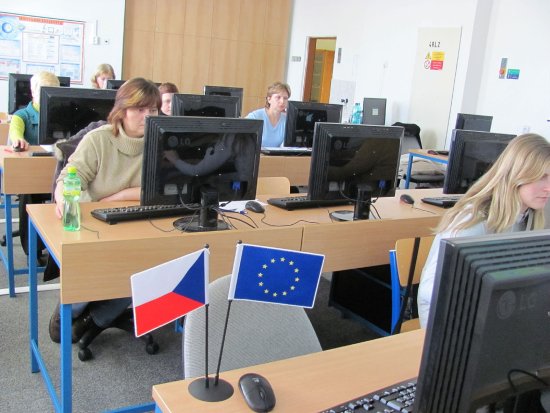 V rámci evropského týdne IT dovedností se na zdejší střední škole uskutečnil kurz v užívání tabulkových editorů pro zaměstnance mateřských škol. 
FOTO: JIŘÍ SUMBAL